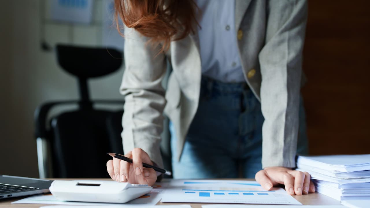 <h3 class="cms-H3-H3">Cómo renovar el PTIN </h3>
<b>💻 En línea:</b> Es la opción recomendada por el IRS. El proceso suele tomar menos de 15 minutos. Incluye iniciar sesión, revisar información personal y pagar la tarifa. 
<a href="https://www.irs.gov/tax-professionals" target="_blank">Haz clic aquí </a>
<br>
<b>📬 Por correo:</b> Se puede usar el Formulario W-12. El IRS advierte que este método puede tardar alrededor de seis semanas en procesarse. 
<a href="https://www.irs.gov/pub/irs-pdf/fw12.pdf" target="_blank">Haz clic aquí</a>