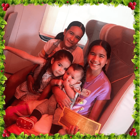 Para Karla Martínez no hay nada más bello que ser testigo de la inocencia de los niños y compartió esta foto de "los primitos esperando con ilusión la Navidad en el tren mágico".