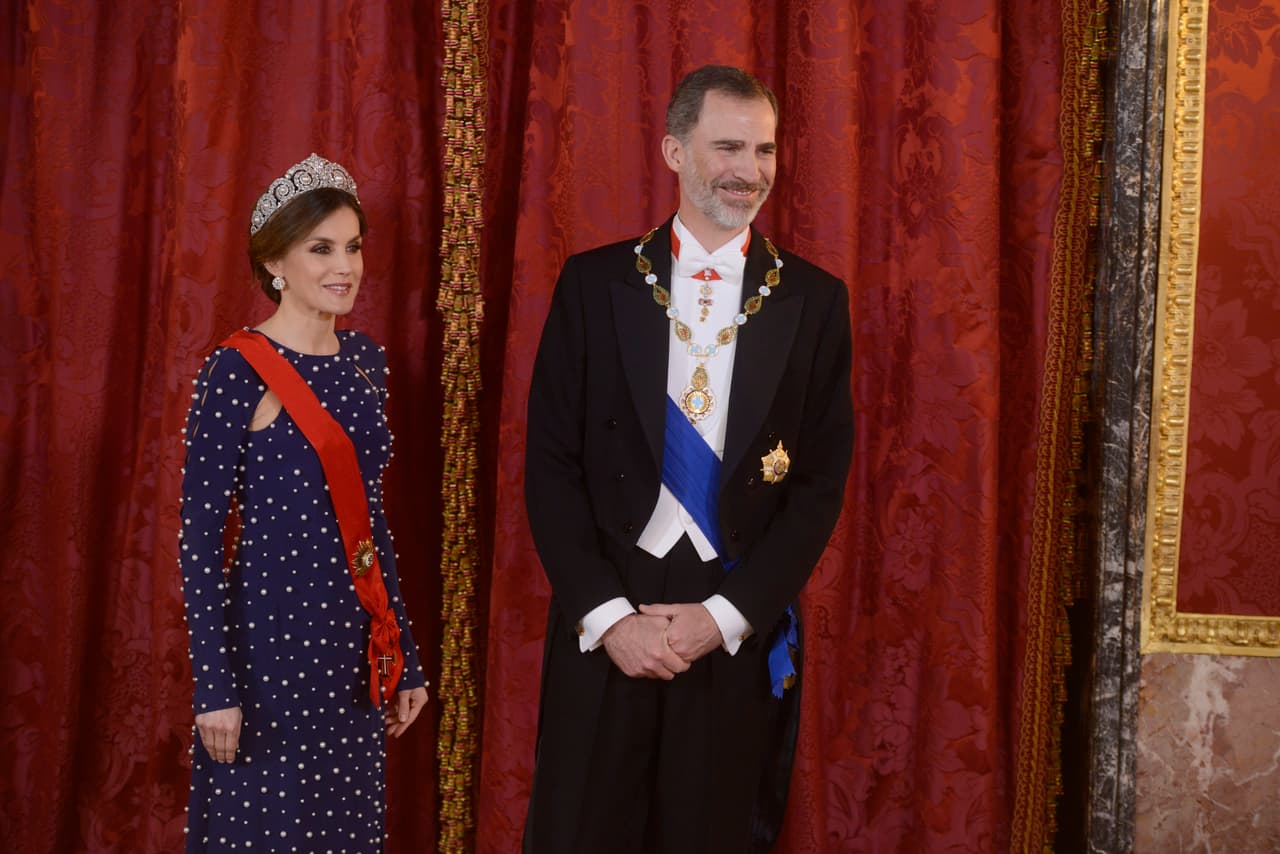 Desde que Letizia se convirtió en reina, heredó las joyas de la realeza a las que se les llama "de pasar", porque han pasado de reina en reina desde Victoria Eugenia. Fue la Reina Ena quien determinó en su testamento que así se heredaran las alhajas, según información de 
<a href="http://www.elmundo.es/loc/2014/06/07/5391f60de2704e1c708b4573.html" target="_blank">El Mundo</a>.