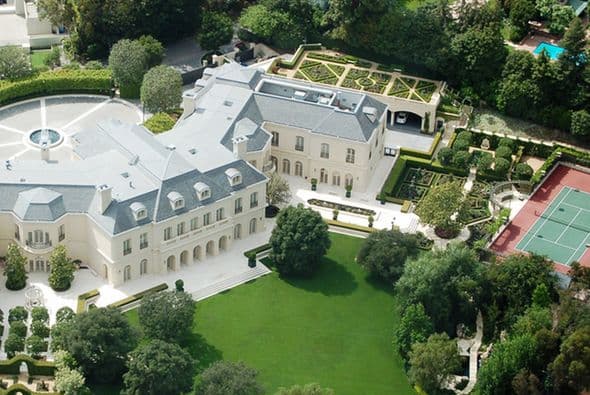 The Spelling Manor ($150 millones). Ubicada en Los Angeles, pertenece a la modelo, socialité y diseñadora de moda Petra Ecclestone, hija del magnate de la Fórmula 1 Bernie Ecclestone. Cuenta con 123 habitaciones, estacionamiento para 100 autos, un bowling, cine privado con bar incluido, cuatro garajes, cancha de tenis y una piscina. (Imagen tomada de Twitter)