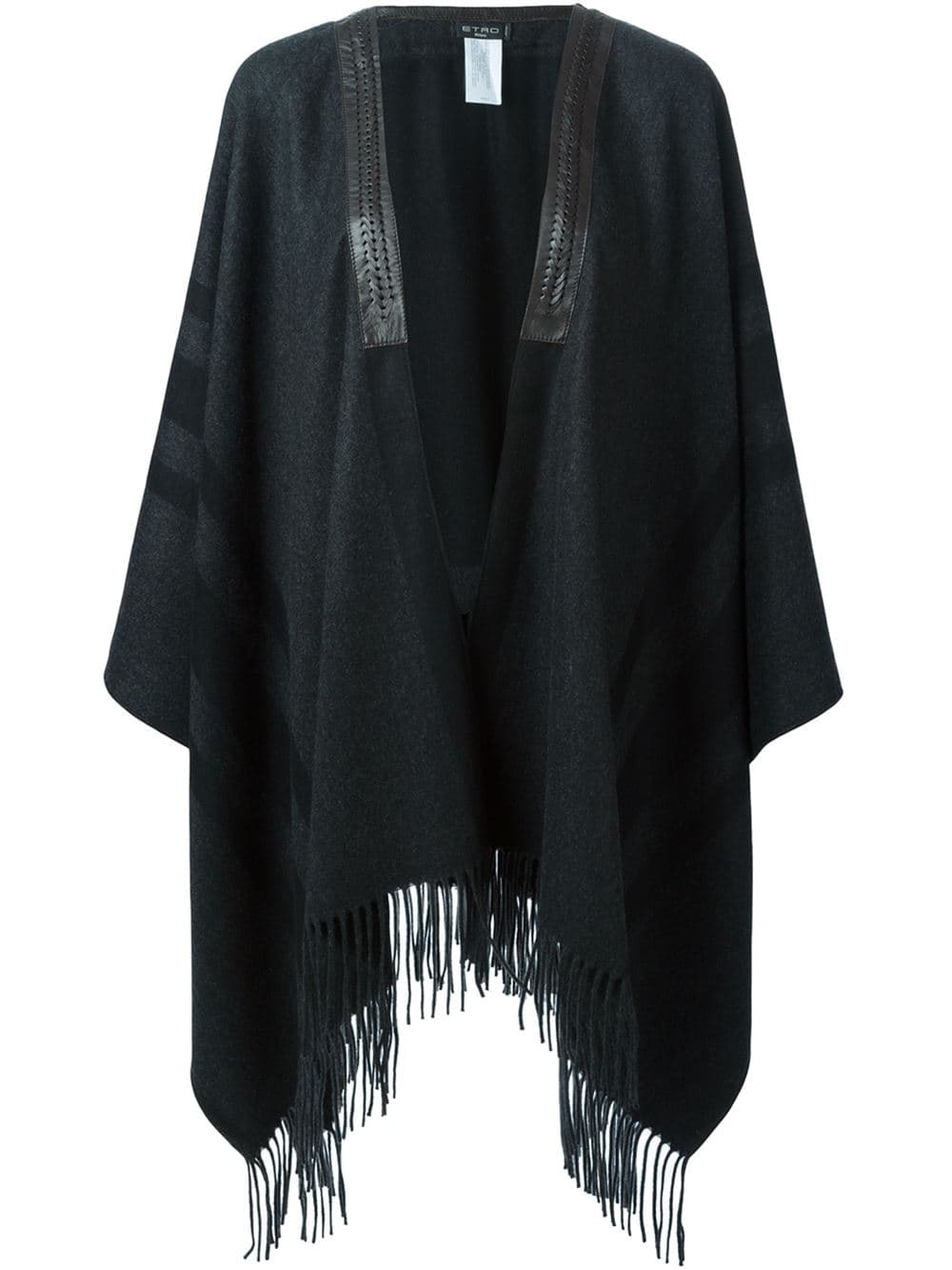 Prepárate para la noche / El termómetro suele bajar unos grados cuando el sol se pone y una de las prendas favoritas de los asistentes es un poncho. Las capas de motivos tribales o étnicos,resultan tanto cómodas como estilosas. (En cashmere y piel de becerro, Etro, $2,225; farfetch.com)