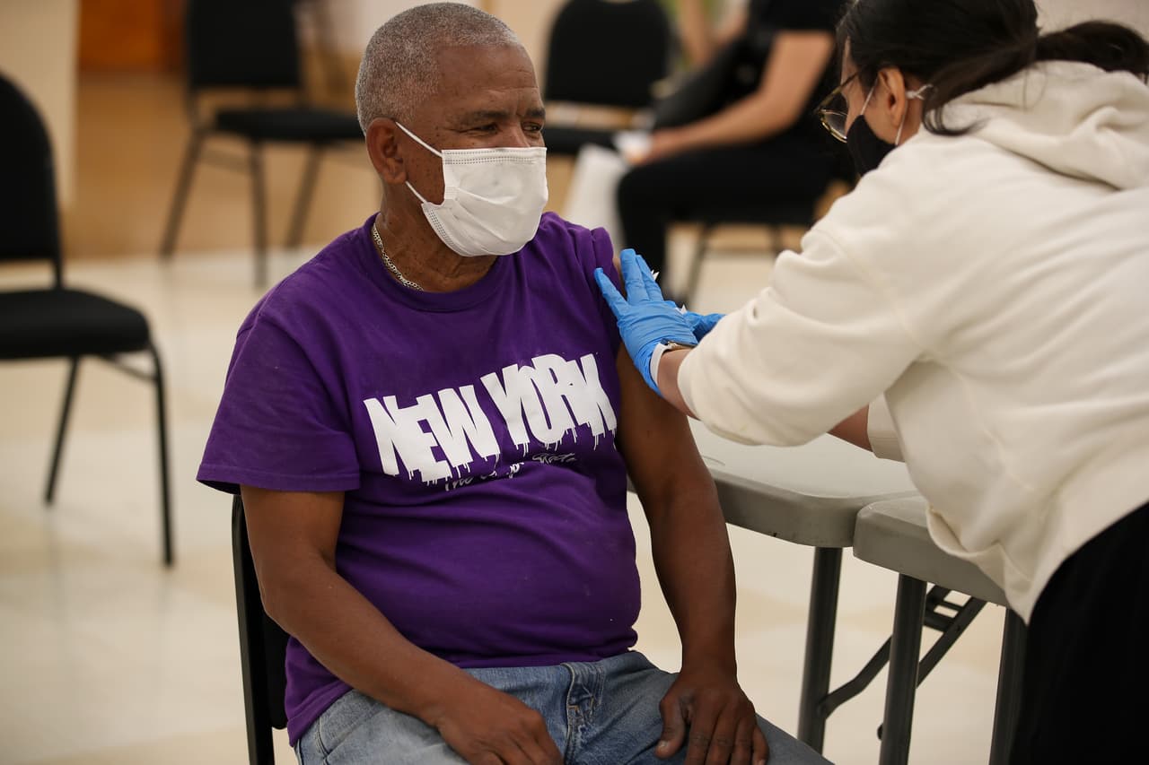 Confirman que unos 900 neoyorquinos fueron vacunados con dosis vencidas de Pfizer