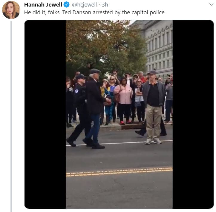 Mientras le colocaban las esposas, Danson reveló que nunca antes había sido detenido, reportó la periodista del
<a href="https://twitter.com/hcjewell" target="_blank">Washington Post, Hannah Jewell</a>, a través de un video.