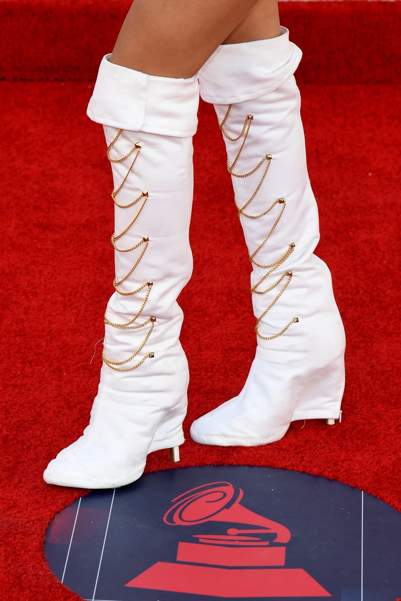 Esas botas blancas tenían un tacón delgado, pero cubierto con tela ¿Tendría frío en los tacones?