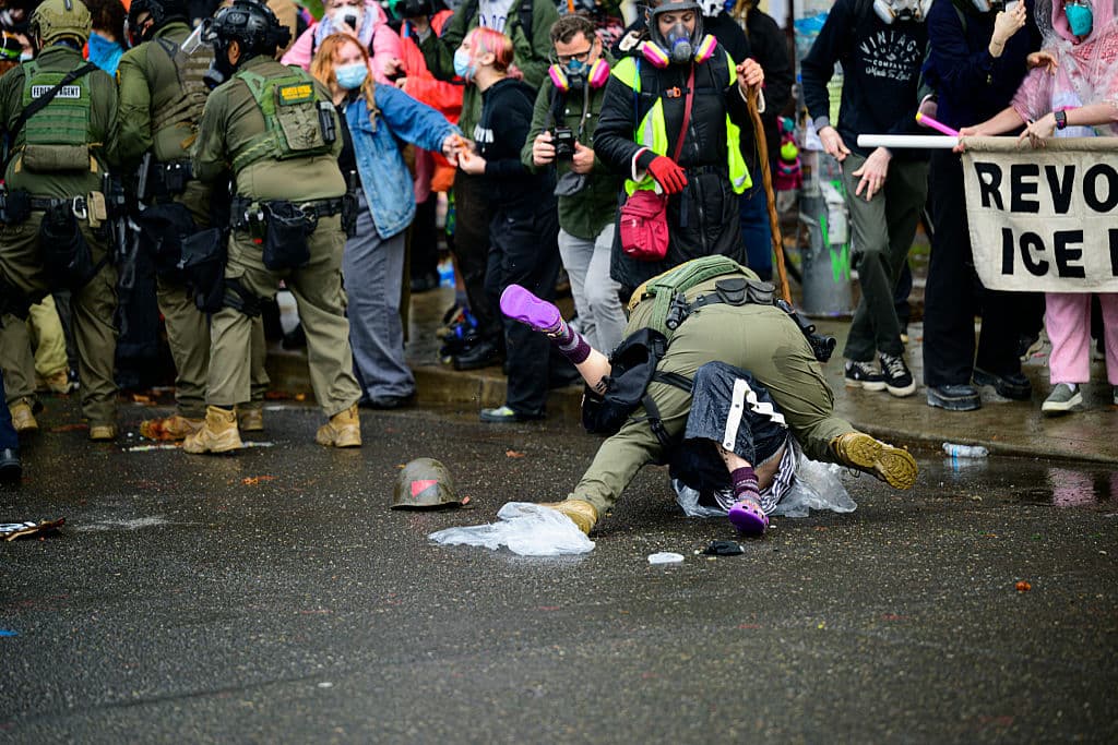 El activista latino de 24 años declaró que la protesta contra ICE y DHS (Departamento de Seguridad Nacional) no es porque detienen a inmigrantes, sino porque
<b> <a href="https://www.univision.com/shows/noticiero-univision/violento-arresto-de-un-hispano-agentes-de-ice-rompen-la-ventana-de-un-auto-con-un-bebe-adentro-video" target="_blank">les niegan el debido proceso de ley</a>. </b> "No debemos tratar a otros seres humanos de forma injusta, solo porque tenemos el poder para hacerlo", recalcó Todd.