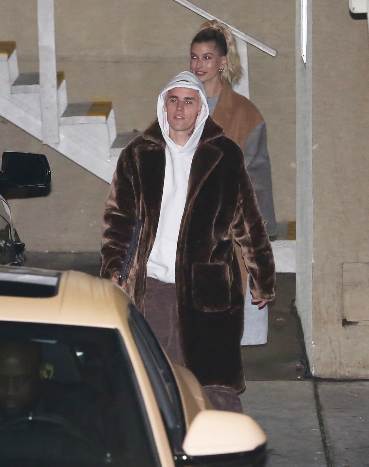 El intérprete canadiense 
<a target="_blank" href="https://www.univision.com/temas/justin-bieber">Justin Bieber</a>, de 25 años de edad, dio de qué hablar la noche del miércoles 4 de diciembre tras ser captado saliendo de la iglesia con la cabeza cubierta.