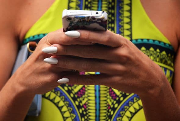 El llamado 'blanco roto' es un tono para un 'manicure' sencillo con personalidad.