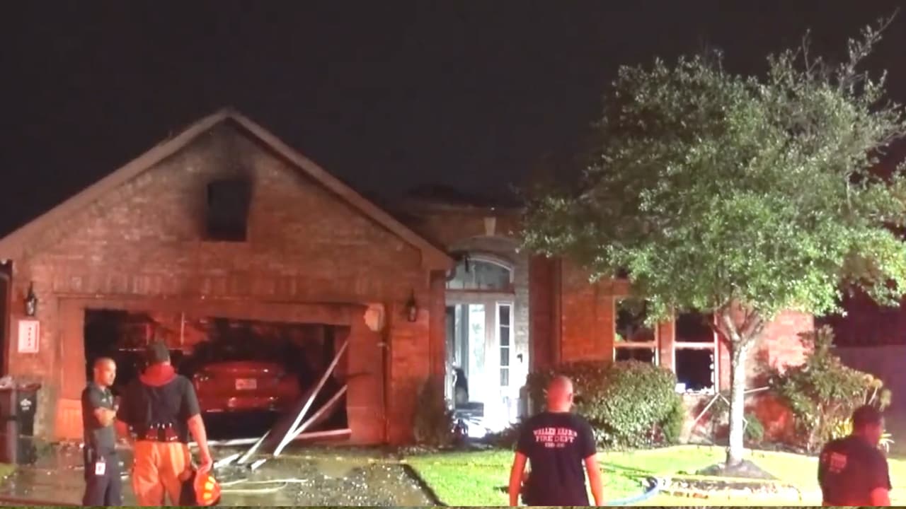 Los bomberos de condado Harris atendieron al reporte de un incendio durante la 
<b><a href="https://www.univision.com/local/houston-kxln/es-un-tornado-captan-en-video-una-formacion-de-nubes-por-la-tormenta-electrica-al-oeste-de-houston-video" target="_blank">tormenta que azotó</a></b> el área de Houston.