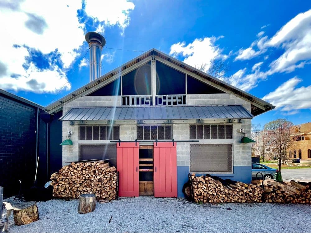 <b>Wood’s Chapel BBQ </b>
<br>Dirección: 85 Georgia Ave SE. Atlanta, GA. 30312
<br>Teléfono: 404) 522-3000
<br>Sitio web: 
<a href="https://www.woodschapelbbq.com/">https://www.woodschapelbbq.com/</a> 
<br>
<b><a href="https://www.yelp.com/map/woods-chapel-bbq-atlanta">Cómo llegar</a></b>
<br>
<br>Un restaurante que ofrece asados de primer nivel y que lleva el nombre de una iglesia que surgió poco después de la Guerra Civil para servir a la comunidad de Summerhill. Las vibraciones aquí combinan a la perfección la sensación rústica que buscas en un lugar de barbacoa y el tinte moderno que encarna Summerhill. Este equilibrio se presta bien para una película o programa de televisión, como: Shazam: Fury of the Gods y Tell Me Lies.