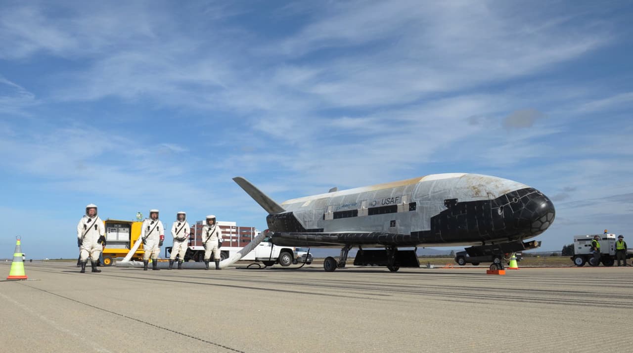 Qué se sabe de X-37B, el avión secreto que lanzará el Ejército de EEUU para investigar futuros viajes al espacio profundo