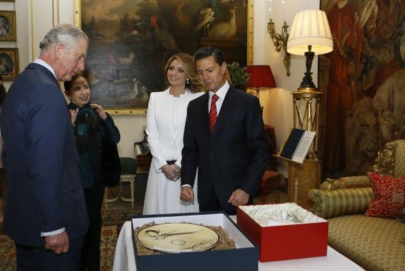 El ahora soberano del Reino Unido entregó en ese entonces a la expareja obsequios por su visita.