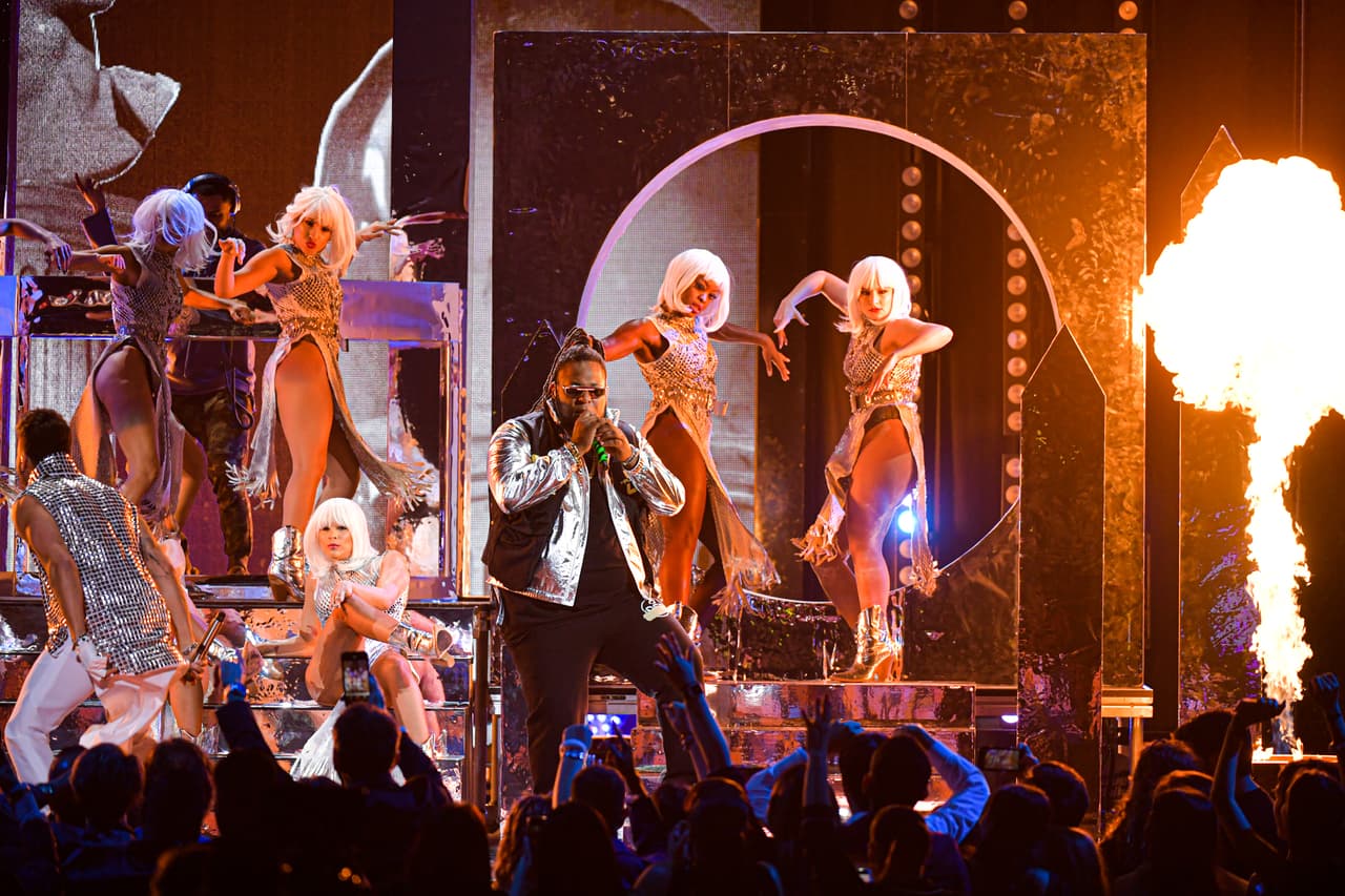 El cantante de ascendencia dominicana se hizo acompañar con 
<b>Zion & Lennox</b>, con quienes interpretó 'Trampa'.