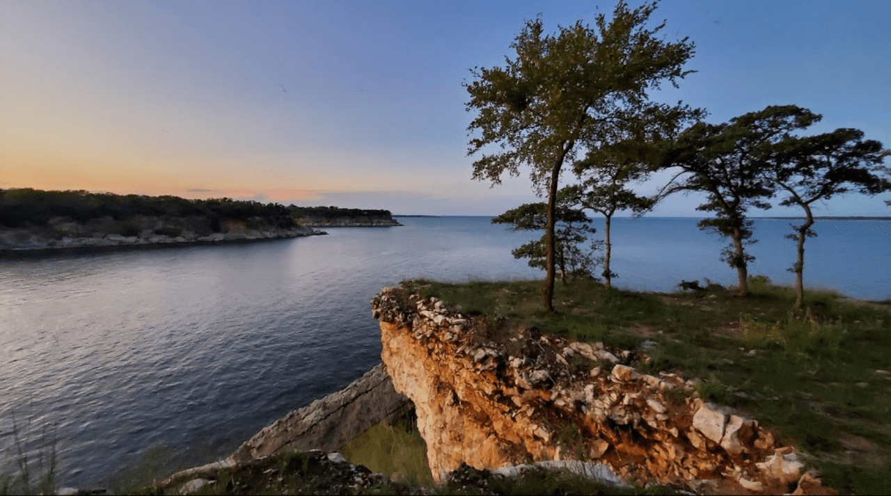 A solo una hora del norte de Texas, a orillas del lago Texoma, está 
<a href="https://tpwd.texas.gov/state-parks/eisenhower" target="_blank">Eisenhower State Park:</a> este parque invita a explorar senderos y acantilados altos.