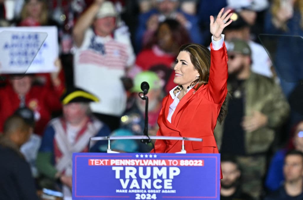 En 2021, Buxó fue electa por 46,222 electores como
<b><a href="https://www.univision.com/local/puerto-rico-wlii/elizabeth-torres-amenaza-al-pnp-destitucion-delegada" target="_blank"> 'delegada por la estadidad'</a></b>, generando una controversia por 
<b>cobrar sin haber juramentado</b> en el puesto. Hasta febrero de 2024, según 
<b><a href="https://eldiariony.com/2024/02/06/lefranc-fortuno-y-buxo-santiago-los-dos-delegados-por-la-estadidad-en-washington-que-mas-han-cobrado-en-sueldos-y-gastos-permitidos/" target="_blank">El Diario de Nueva York, había cobrado $232,500 en salario más $44,246.17 en gastos permitidos</a></b>.