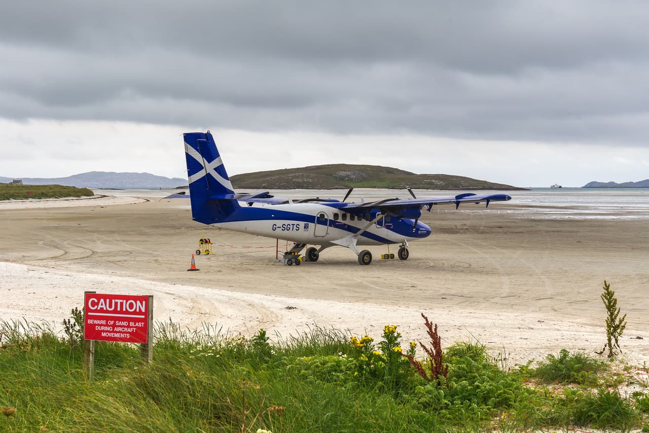 <b>Barra, Escocia</b>
<br>
<br>Este pintoresco aeropuerto es uno de los pocos en el mundo donde los aviones aterrizan directamente en la playa. El aeropuerto desaparece una vez que sube la marea desde la bahía y según la revista Condé Nast los faros de los automóviles proporcionan iluminación 
<a href="https://www.cntraveler.com/galleries/2014-02-11/photos-scariest-airport-landings-and-runways"><u>adicional en caso de disminución de la visibilidad</u></a>.