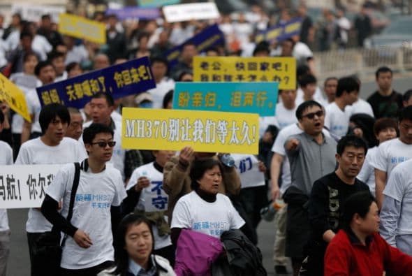 Marcharon hacía la embajada de Malasia en Pekín y exigieron transparencia en la información por parte de Malaysia Airlines.