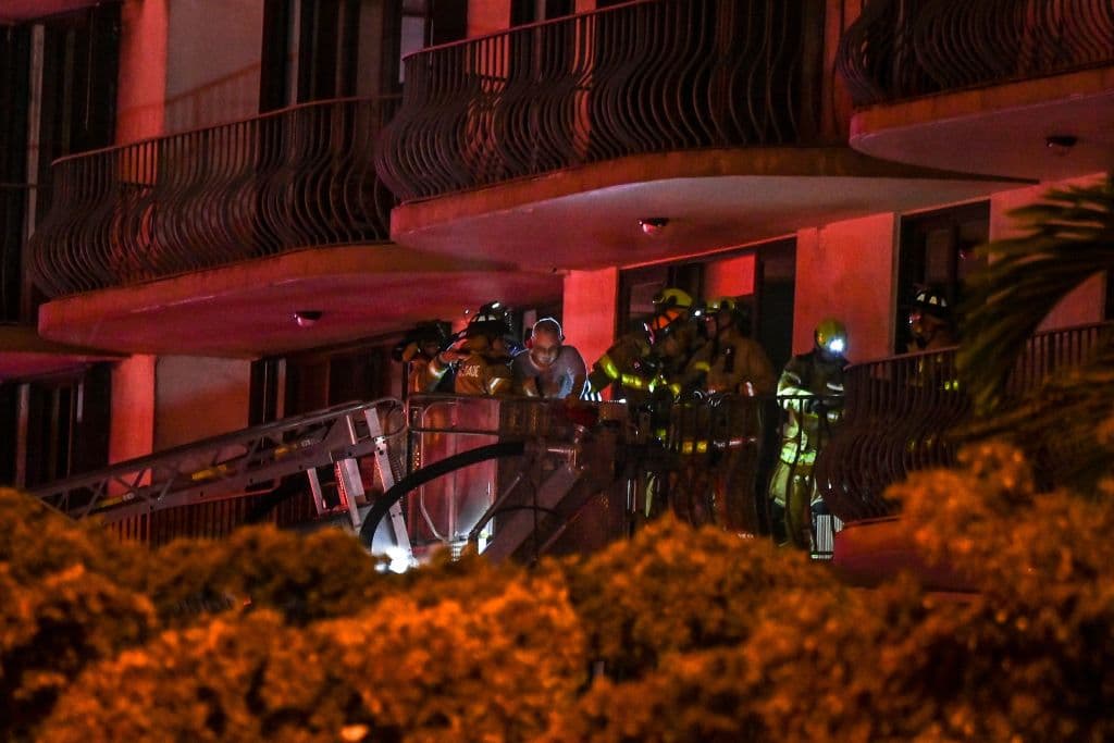 Los bomberos del condado Miami Dade realizaron
<b>operaciones de búsqueda y rescate, específicamente en el área que no colapsó.</b>