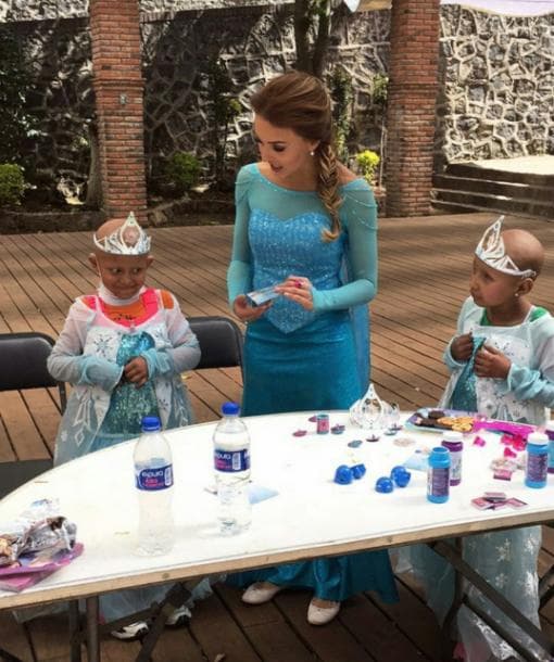 Pero 
<b><a href="http://www.univision.com/temas/paulina-goto">Paulina</a></b> no ha sido la única famosa que se ha sumado a esta noble causa, hace algunos meses 
<b><a href="http://www.univision.com/temas/angelique-boyer">Angelique Boyer</a></b> también se convirtió en princesa para que las niñas otras niñas tuvieran un día de ensueño.