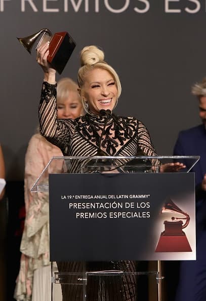 La cantante mexicana recibió el Latin GRAMMY en reconocimiento a sus 40 años de carrera.