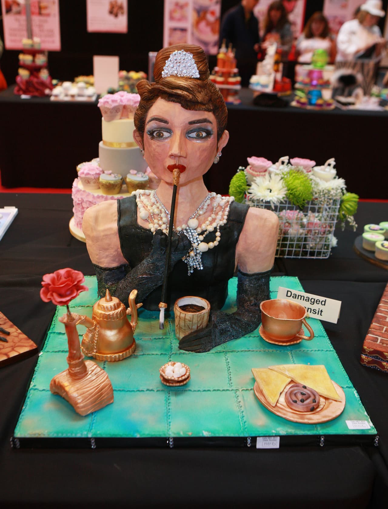 La competencia de pasteles mundial, Cake International, exhibió pasteles que llevan la decoración culinaria a lugares inesperados, con repostería en forma de personajes de películas, pájaros, perros y hasta un bebé. El show se llevará a cabo del 17 al 19 de marzo en Birmingham, Inglaterra.