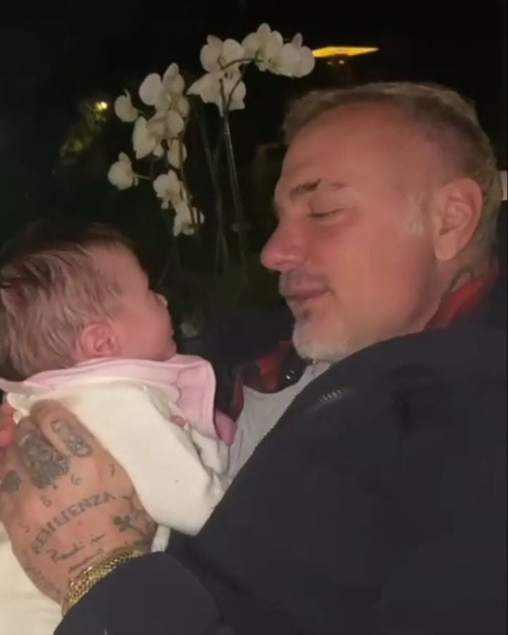 "Ha sido una semana muy desafiante y emotiva para nosotros, y ya se pueden imaginar para ella... que tu pequeño bebé pase por algo tan serio como una cirugía, realmente sacude todo tu mundo como padre" , escribió.
<br>