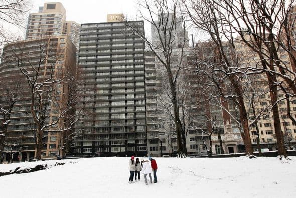 Una segunda tormenta de nieve cubrió la ciudad de New York. La Gran Manzana se tiñó de blanco con la nieve de invierno que alcanzó alrededor de 20 centímetros.