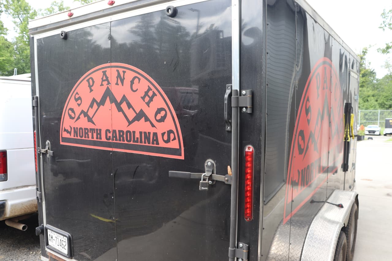 Los carretones de algunos negocios quedaron incautados por las autoridades, complicando la experiencia aún más para sus dueños. Tendrán que justificar su presencia en un lugar donde se practicaba una actividad ilegal.