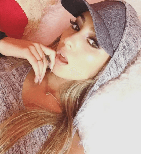 De hecho ya ha sido parte de los conciertos de su padre en donde se ha dado a conocer por su linda voz.