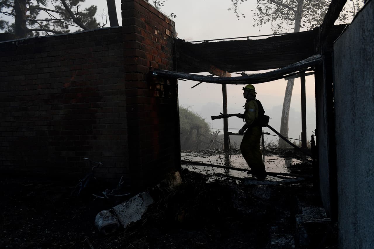 Y trabajandentro de las casa afectadas para apagar posibles minimas llamas que se puedan reavivar con las ráfagas de vientos en las próximas horas.