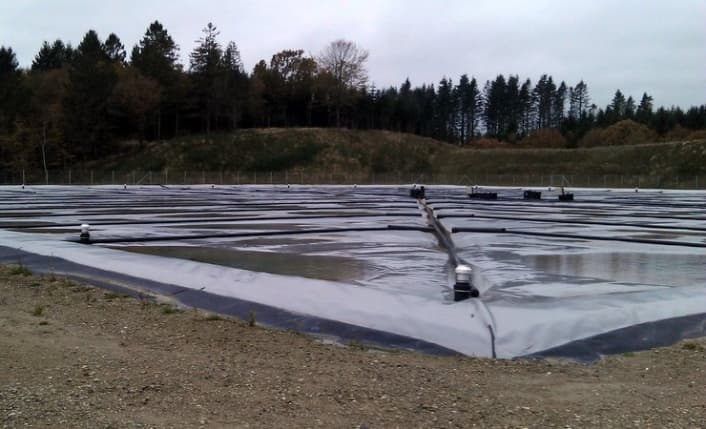 En Dronninglund, el agua calentada por el sol se almacena para utilizarla en calefacción.