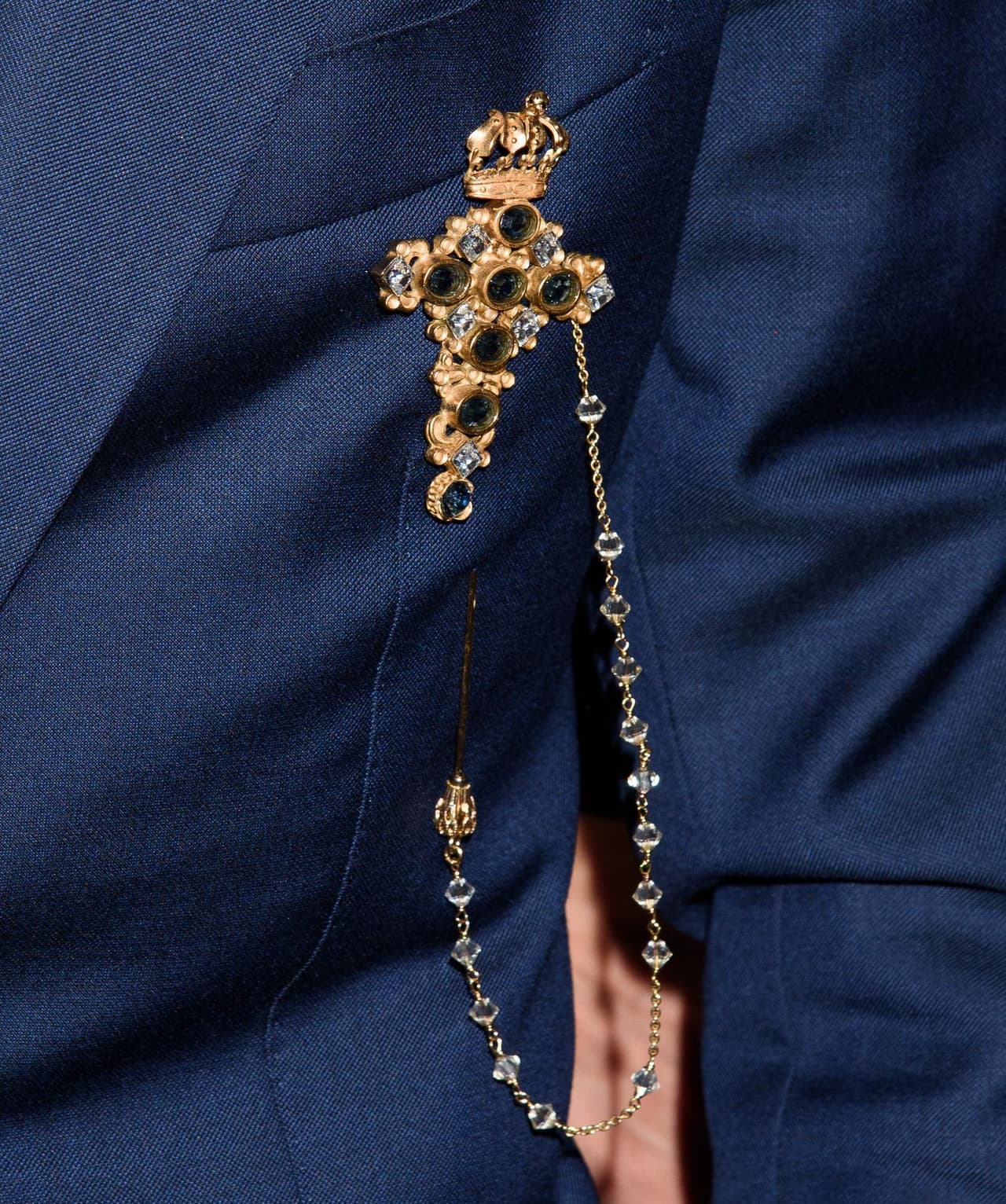 Del atuendo de Marc Anthony destacó esta cruz con pedrería