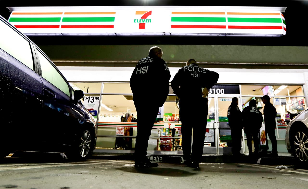 Agentes de ICE se presentan en decenas de tiendas 7-Eleven del país buscando empleados indocumentados
