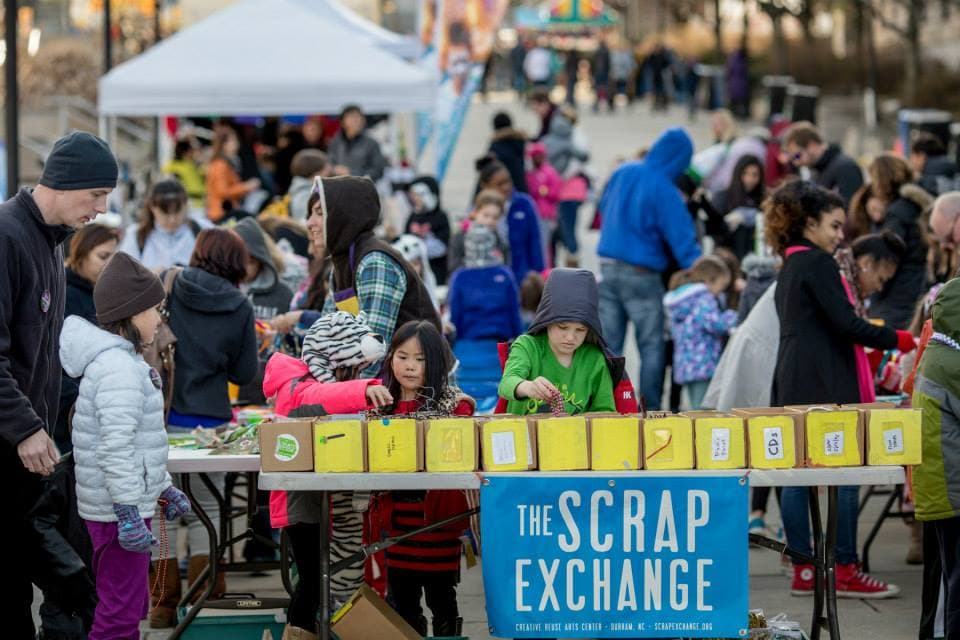 <b>Evento</b>: WRAL First Night Raleigh
<br>
<b>Fecha</b>: 31 de diciembre
<br>
<b>Lugar</b>: Downtown Raleigh, en las zonas cercanas a Fayetteville St
<br>
<b>Sitio web</b>: 
<a href="https://firstnightraleigh.com/">https://firstnightraleigh.com/</a> 
<br>
<br>Las festividades comienzan con actuaciones musicales al aire libre en City Plaza a primera hora de la tarde y la celebración infantil a las 2:00 p.m.