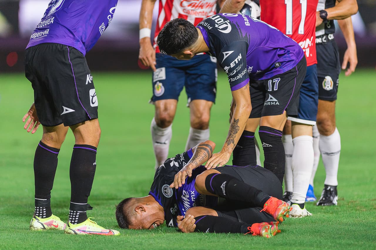 A la media hora de juego, Daniel Amador era derribado por Raúl Gudiño en el área y el árbitro marcaba penal.