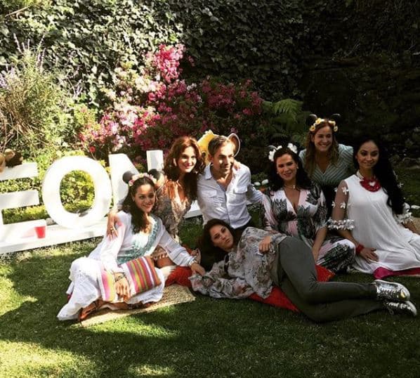Poco tiempo antes del nacimiento del pequeño, Arleth Terán celebró su 'baby shower' en compañía de sus compañeros de generación del CEA, entre los que están Mariana Seoane y Juan Ríos Cantú.