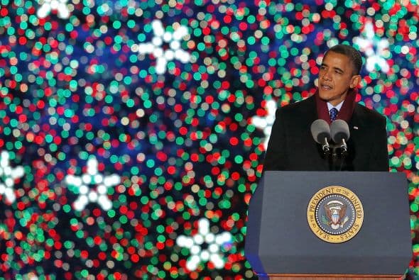 "Hemos encendido el árbol de Navidad por 90 años ahora, en tiempos de guerra, de paz, de triunfo y tragedia. Siempre nos reunimos para regocijarnos en el milagro de Navidad", señaló el Presidente Obama.