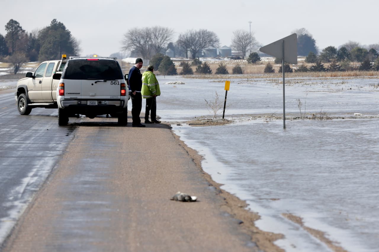 Un funcionario del Departamento de Caminos de Nebraska inspecciona la autopista 92, que está parcialmente inundada.
