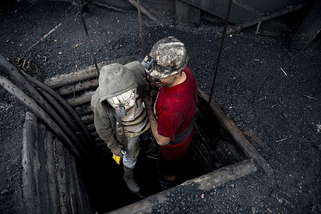 <h3 class="cms-H3-H3">Villa las Esperanzas</h3>
<br>
<b>1988</b>
<br>
<br>El 25 de enero de 1988 una explosión en la mina Cuatro y Medio, de Villa Las Esperanzas, en Múzquiz, dejó 39 muertos y 19 lesionadas.
<br>
<br>En esta imagen de archivo, dos mineros mexicanos se hunden en un pozo de una mina de carbón en Coahuila el 13 de noviembre de 2012.