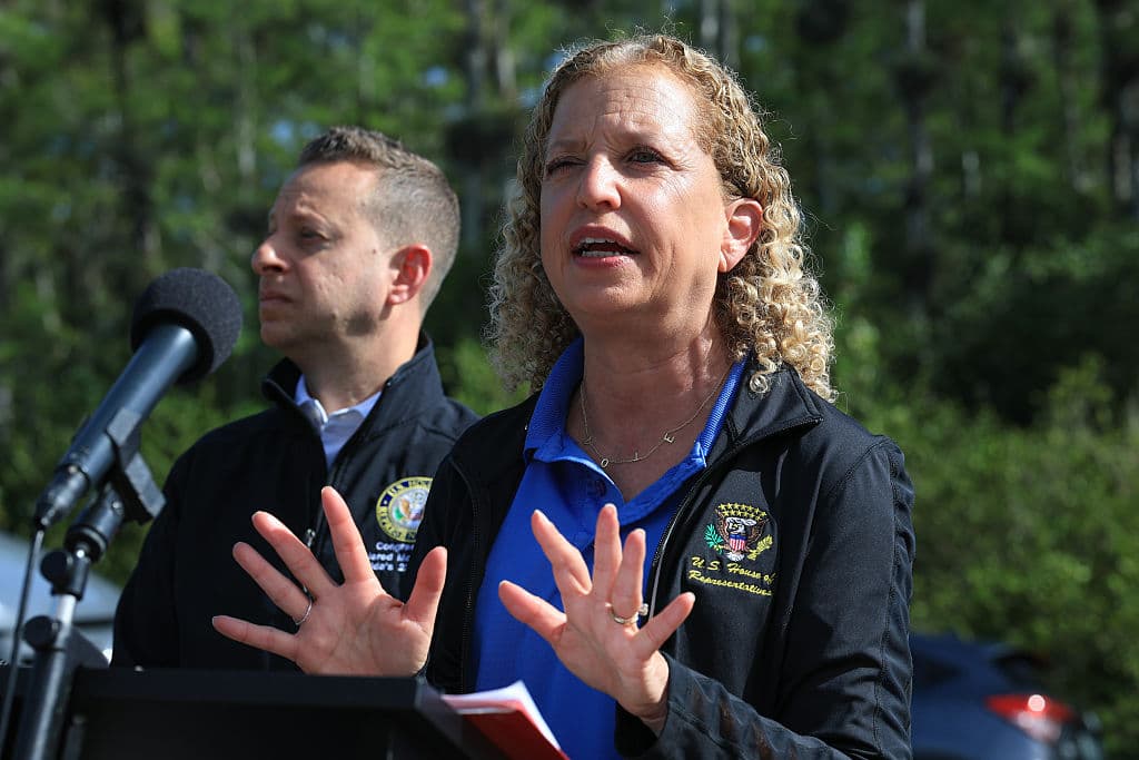 Legisladores de Florida denunciaron condiciones inhumanas en el centro migratorio Alcatraz de los Caimanes: hacinamiento, agua contaminada y alimentos insuficientes para los detenidos, en su mayoría latinos.