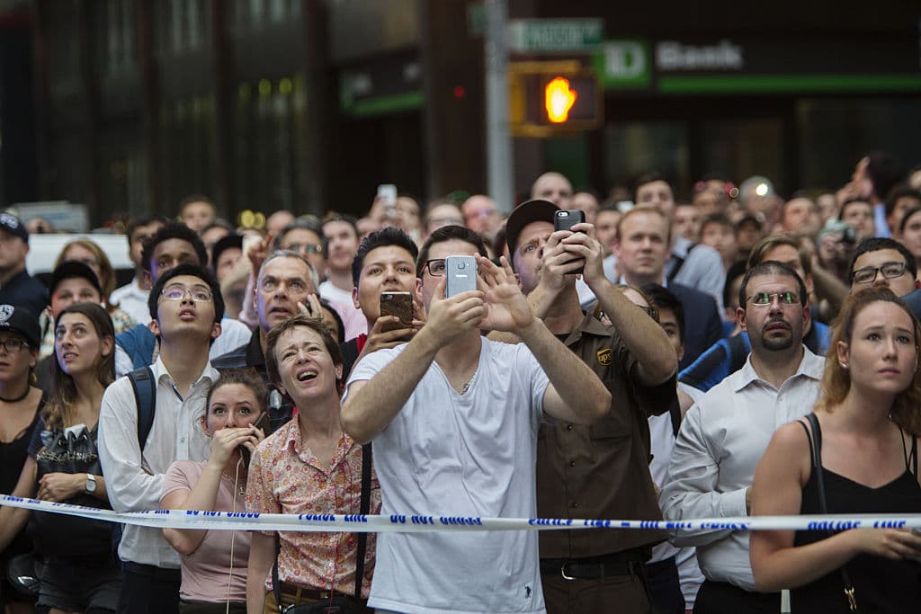 Una multitud se apostó alrededor de la Trump Tower para observar a un hombre que escaló el rascacielos para llamar la atencion del candidato republicano.