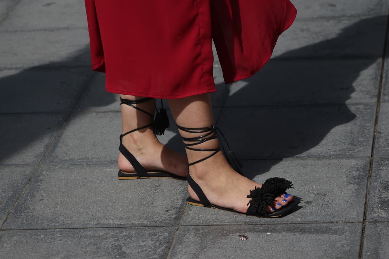 Pompones o flecos, no hay una mejor manera para hacer que tus sandalias sean vestidoras e inolvidables.