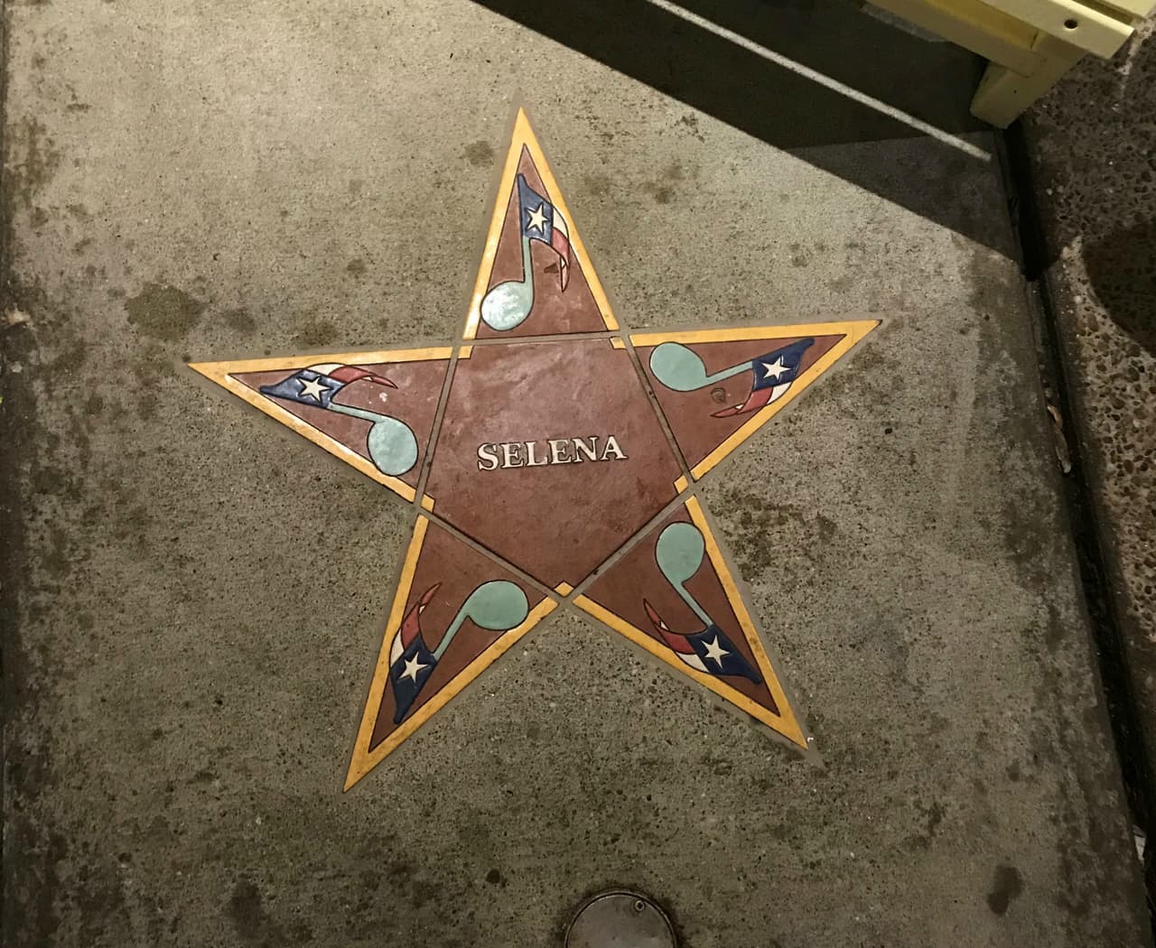 Esta es la estrella de Selena en el paseo que ubicado en la Calle Water frente al restaurante Oyster Bar.