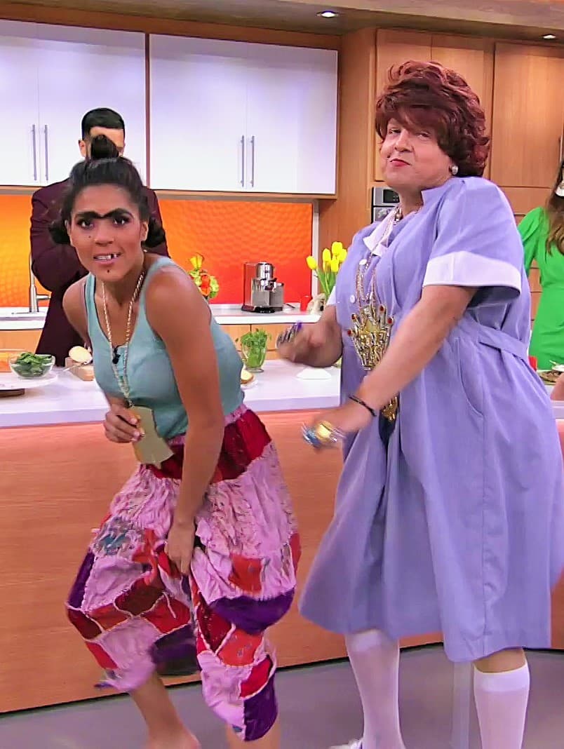 Juntas hicieron una improvisación con mucho ritmo y "candela", sin embargo, Doña Meche no estuvo de acuerdo en que Mela robara cámara, ya que ella ya contaba con experiencia.