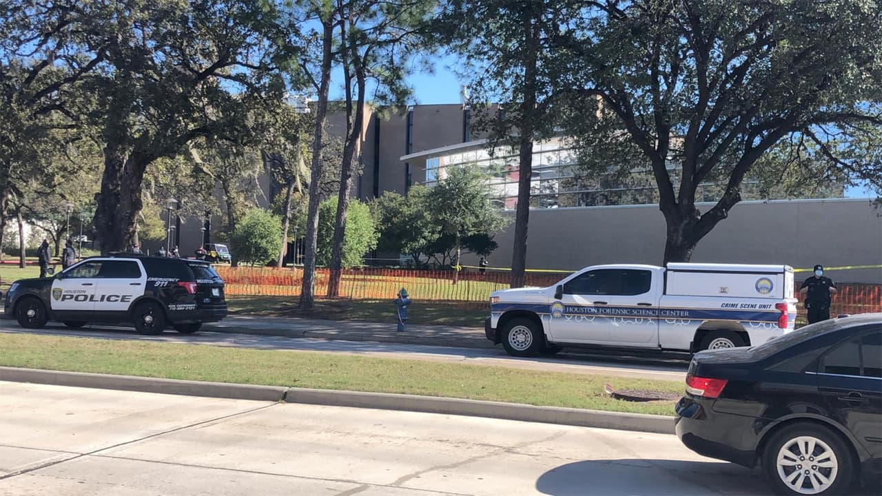 El cuerpo de una mujer fue hallado este lunes en horas de la mañana dentro de un campus de la Universidad de Houston.