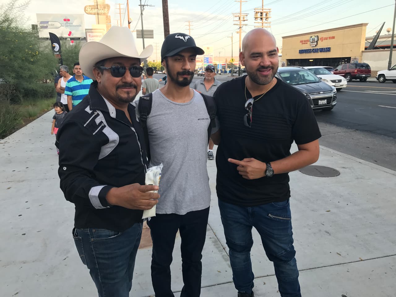 El Bueno, La Mala y El Feo llenaron las calles de seguidores de Christian Nodal para su primer encuentro con sus fans en la ciudad de Los Ángeles.
