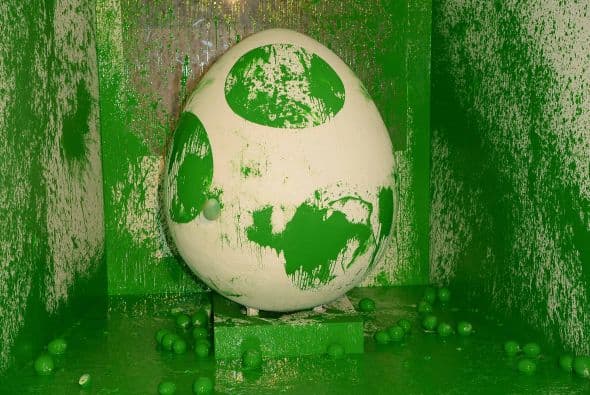 El divertido Yoshi ofreció una fiesta súper divertida que llenó de color el día mientra decoraban el gigantesco huevo ícono del nuevo juego del personaje. ¡Así bautizaron el videojuego!