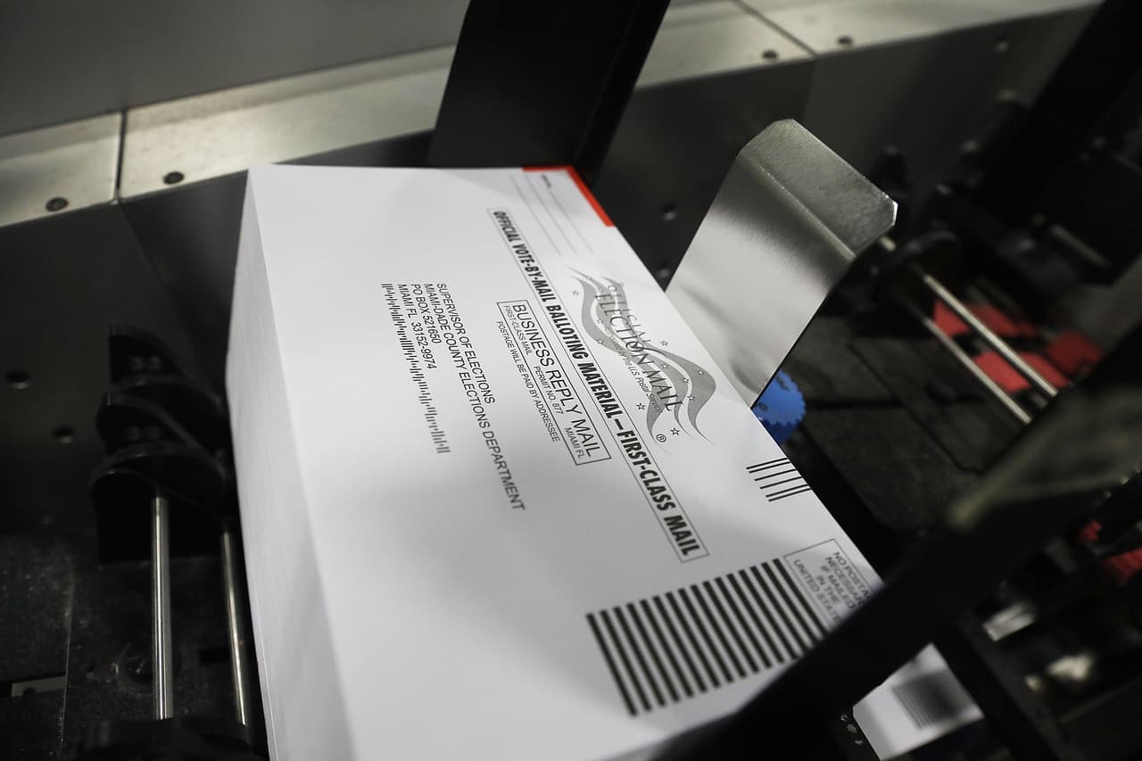 Miami-Dade insta a los residentes a pedir boletas electorales por correo para votar seguros en estos "tiempos inciertos"