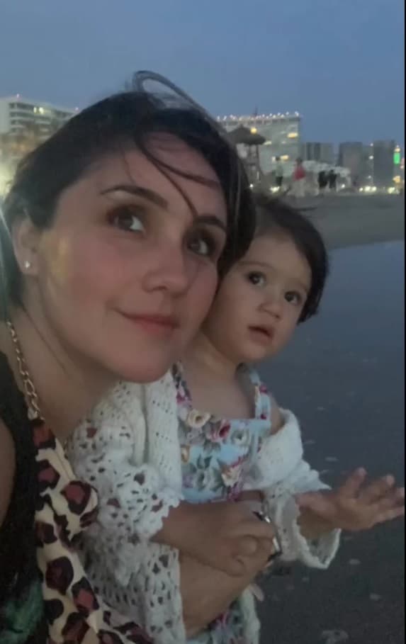 La artista ha señalado en más de una ocasión que se siente plena y feliz en esta etapa de su vida, siendo madre de María Paula y con la familia que formó con Paco Álvarez.