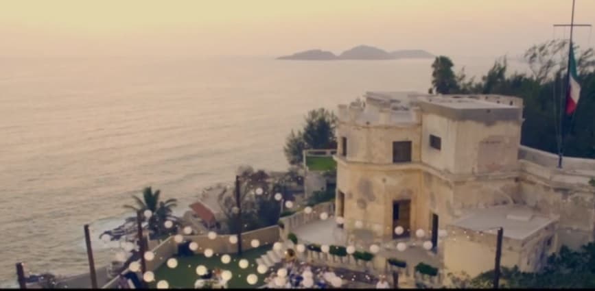 El puerto de Mazatlán y sus famosas playas, fueron el marco ideal para la realización de este clip.