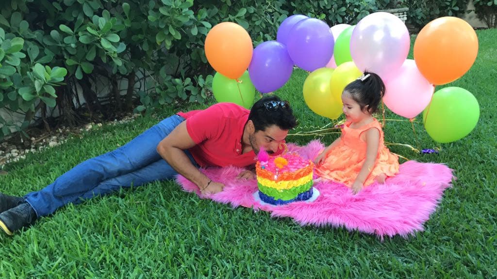 Luis Carlos, papá de Giulietta, se tiró al suelo e intentó de todo para animar a su pequeña a probar el pastel.